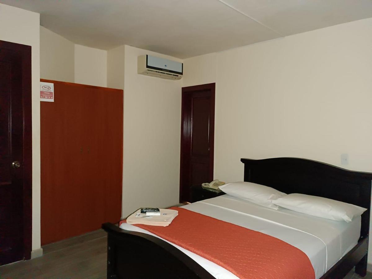Hotel Quezada Hermanos Santo Domingo de los Colorados Eksteriør billede